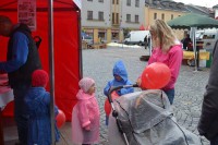 Navzdory dešti přicházeli první diváci