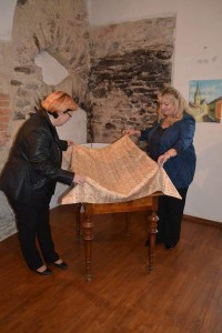 starostka města Jana Zwyrtek Hamplová a radní Dagmar Tkáčová slavnostně odhalují faksimile listiny s první zmínkou o Moh