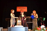 Starostka losuje první cenu.